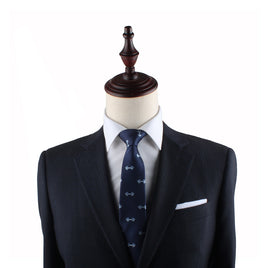A modern suit and a Gym Skinny Tie on a mannequin dummy.