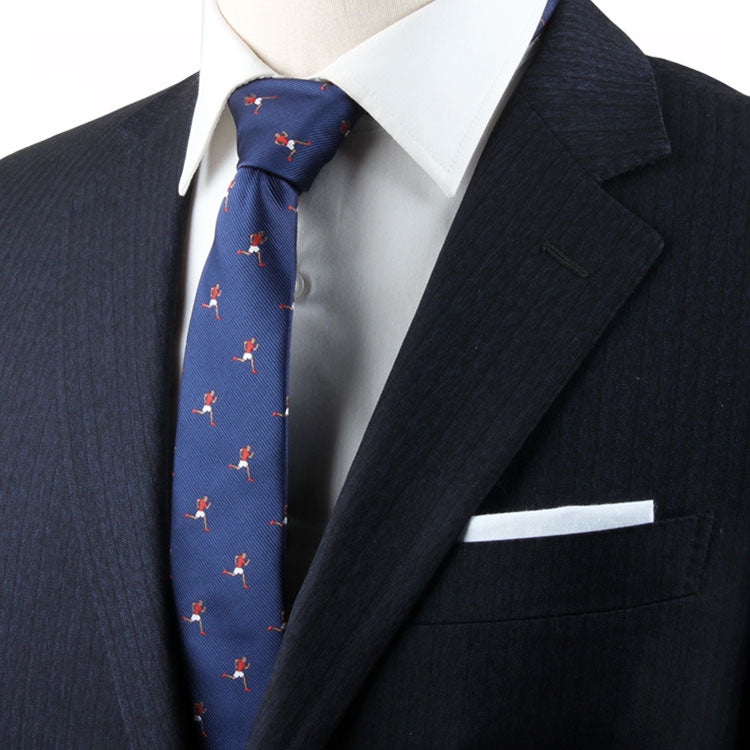 An Runner Tie mannequin displaying a stylish suit and tie.