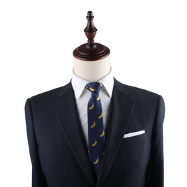 A suit with a tropical Banana Skinny Tie on a mannequin.