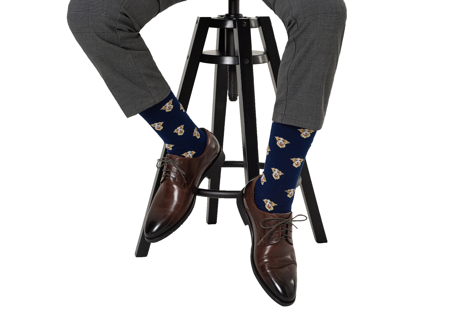 A man sitting on a stool wearing a pair of Labrador Dog Socks.